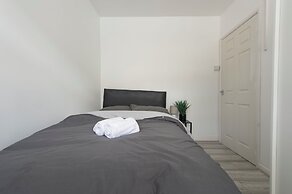 Stylish 4BR Home WiFi FreeParking