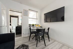Stylish 4BR Home WiFi FreeParking