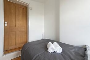 Stylish 4BR Home WiFi FreeParking