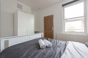 Stylish 4BR Home WiFi FreeParking