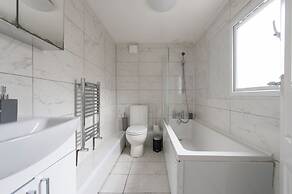 Stylish 4BR Home WiFi FreeParking