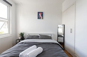 Stylish 4BR Home WiFi FreeParking