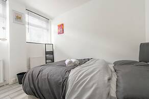 Stylish 4BR Home WiFi FreeParking