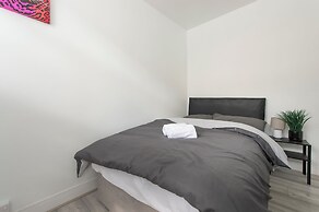 Stylish 4BR Home WiFi FreeParking