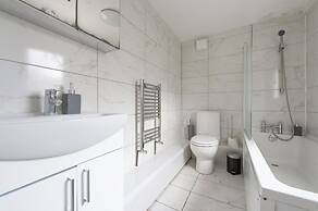 Stylish 4BR Home WiFi FreeParking