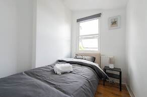 Stylish 4BR Home WiFi FreeParking