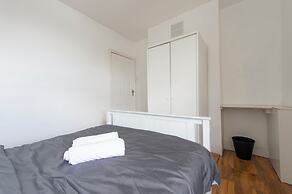 Stylish 4BR Home WiFi FreeParking