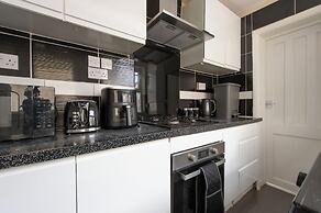 Stylish 4BR Home WiFi FreeParking