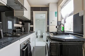 Stylish 4BR Home WiFi FreeParking