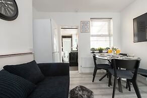 Stylish 4BR Home WiFi FreeParking