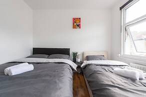 Stylish 4BR Home WiFi FreeParking