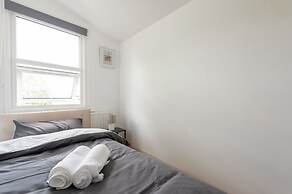 Stylish 4BR Home WiFi FreeParking
