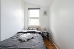 Stylish 4BR Home WiFi FreeParking