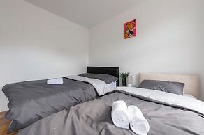 Stylish 4BR Home WiFi FreeParking