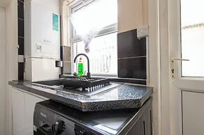 Stylish 4BR Home WiFi FreeParking