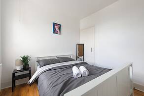 Stylish 4BR Home WiFi FreeParking