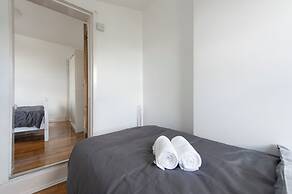 Stylish 4BR Home WiFi FreeParking