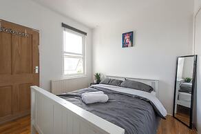 Stylish 4BR Home WiFi FreeParking