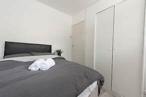 Stylish 4BR Home WiFi FreeParking