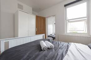 Stylish 4BR Home WiFi FreeParking