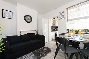 Stylish 4BR Home WiFi FreeParking