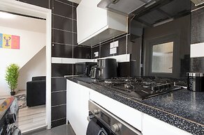 Stylish 4BR Home WiFi FreeParking
