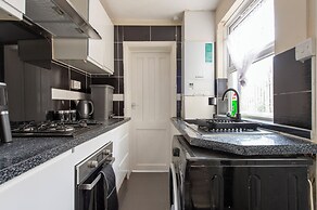 Stylish 4BR Home WiFi FreeParking