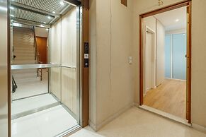 Bright Window Apartment by Vacationy