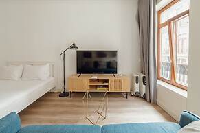 Downtown Comfort Apartment by Vacationy