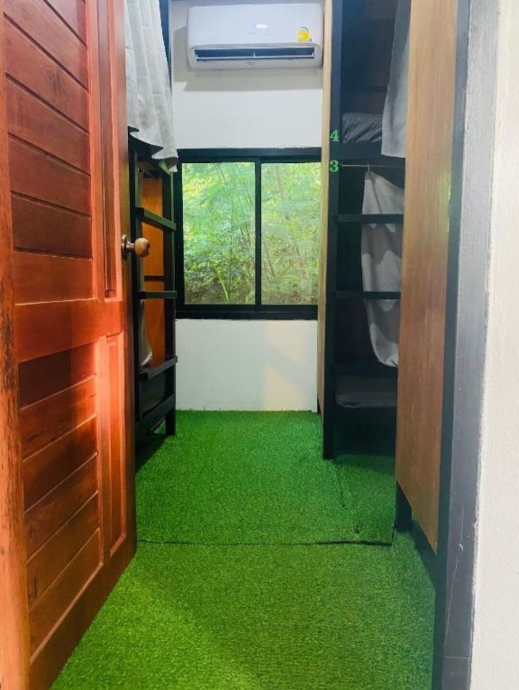 The 10 club hostel
