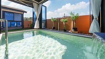 Taean Holy Dog Pool Villa