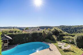 Quiet House With Pool