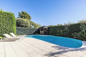 Quiet House With Pool