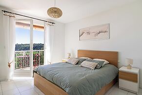 Quiet House With Pool
