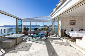 Bright Apartment With Terrace and Sea View
