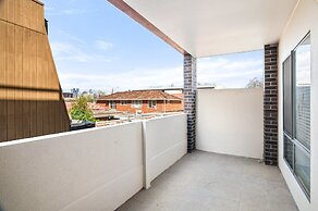 Bright 2-bed Flat With Balcony in Kensington