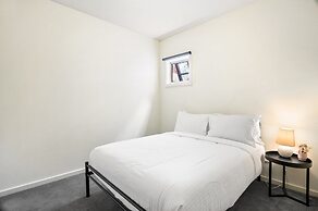 Bright 2-bed Flat With Balcony in Kensington