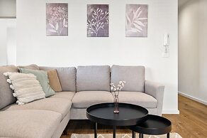 Bright 2-bed Flat With Balcony in Kensington