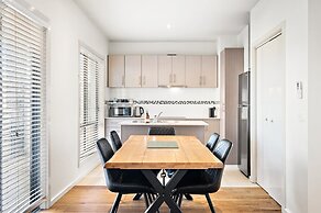 Bright 2-bed Flat With Balcony in Kensington
