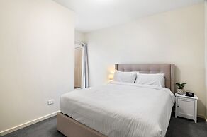Bright 2-bed Flat With Balcony in Kensington