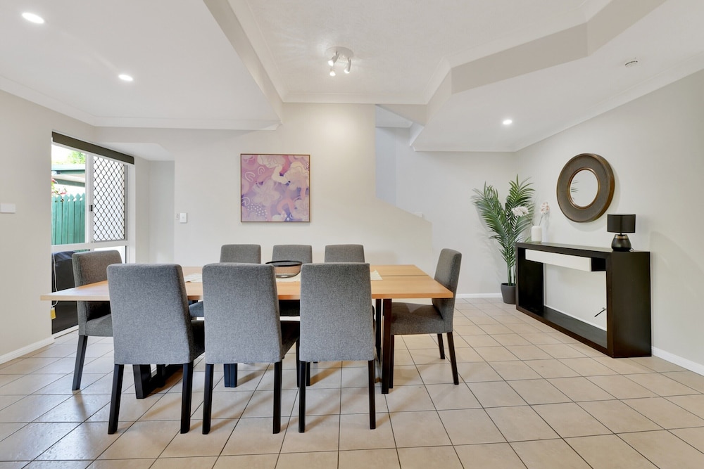 Tranquil 3-bed Unit With Lush Garden Views