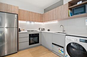 Modern, Renovated Apartment in Melbourne CBD