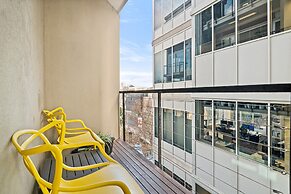 Modern, Renovated Apartment in Melbourne CBD
