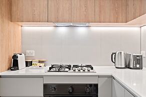 Modern, Renovated Apartment in Melbourne CBD