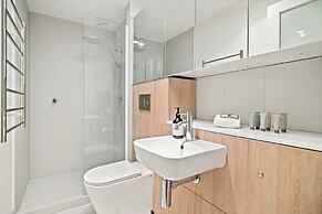 Modern, Renovated Apartment in Melbourne CBD