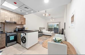 Stayshort - Chic Studio Apartment in JVC Sleeps 4