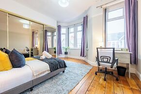 Spacious 4-Bedroom House with Garden
