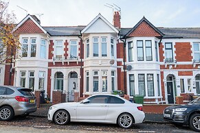 Spacious 4-Bedroom House with Garden