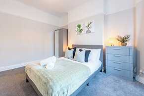 Spacious 4-Bedroom House with Garden