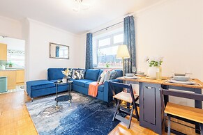 Spacious 4-Bedroom House with Garden